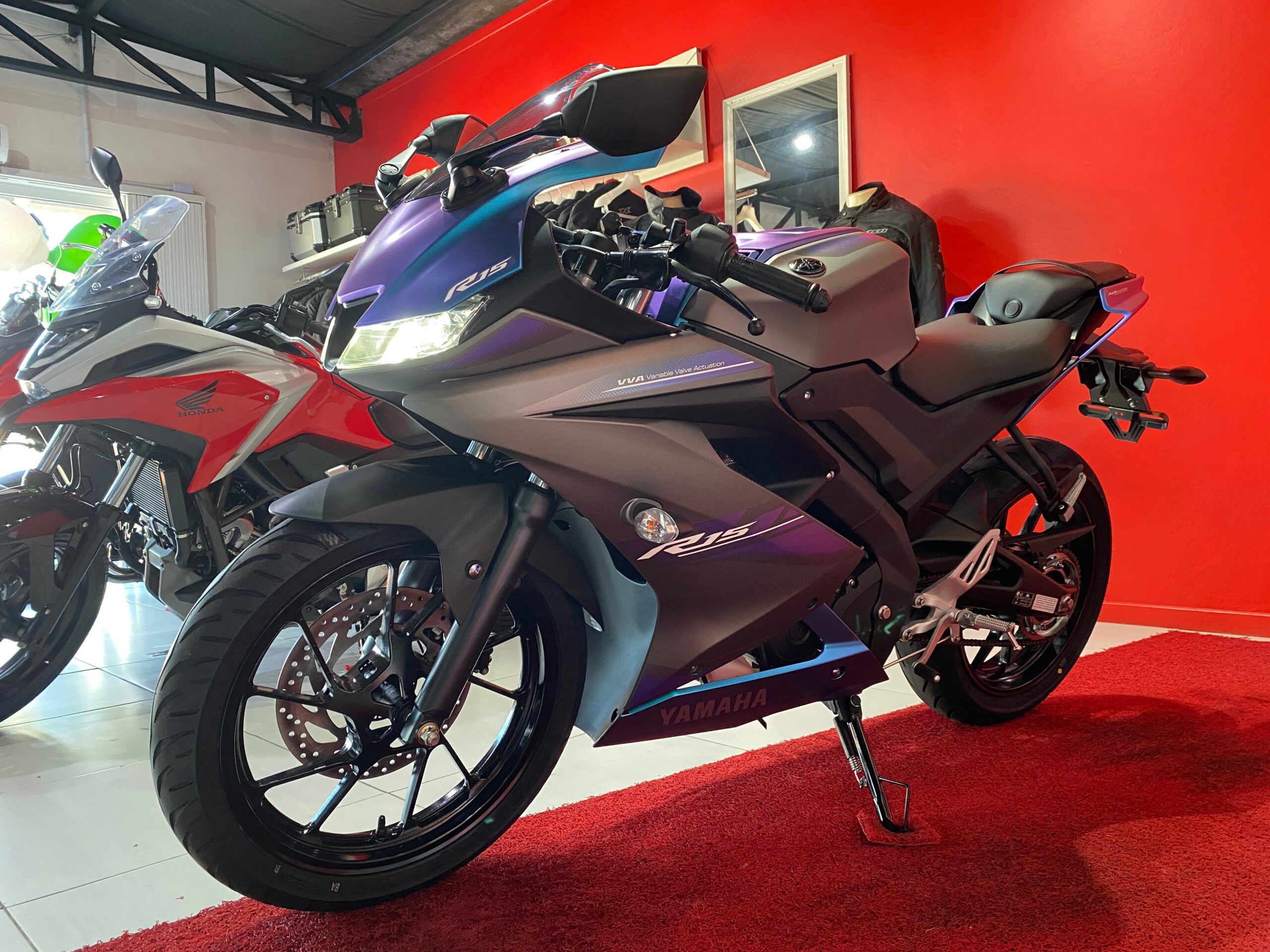 yzf-r15　V3 Yamaha YZF-R15: super-esportiva de R$ 18.999 chega ao Brasil